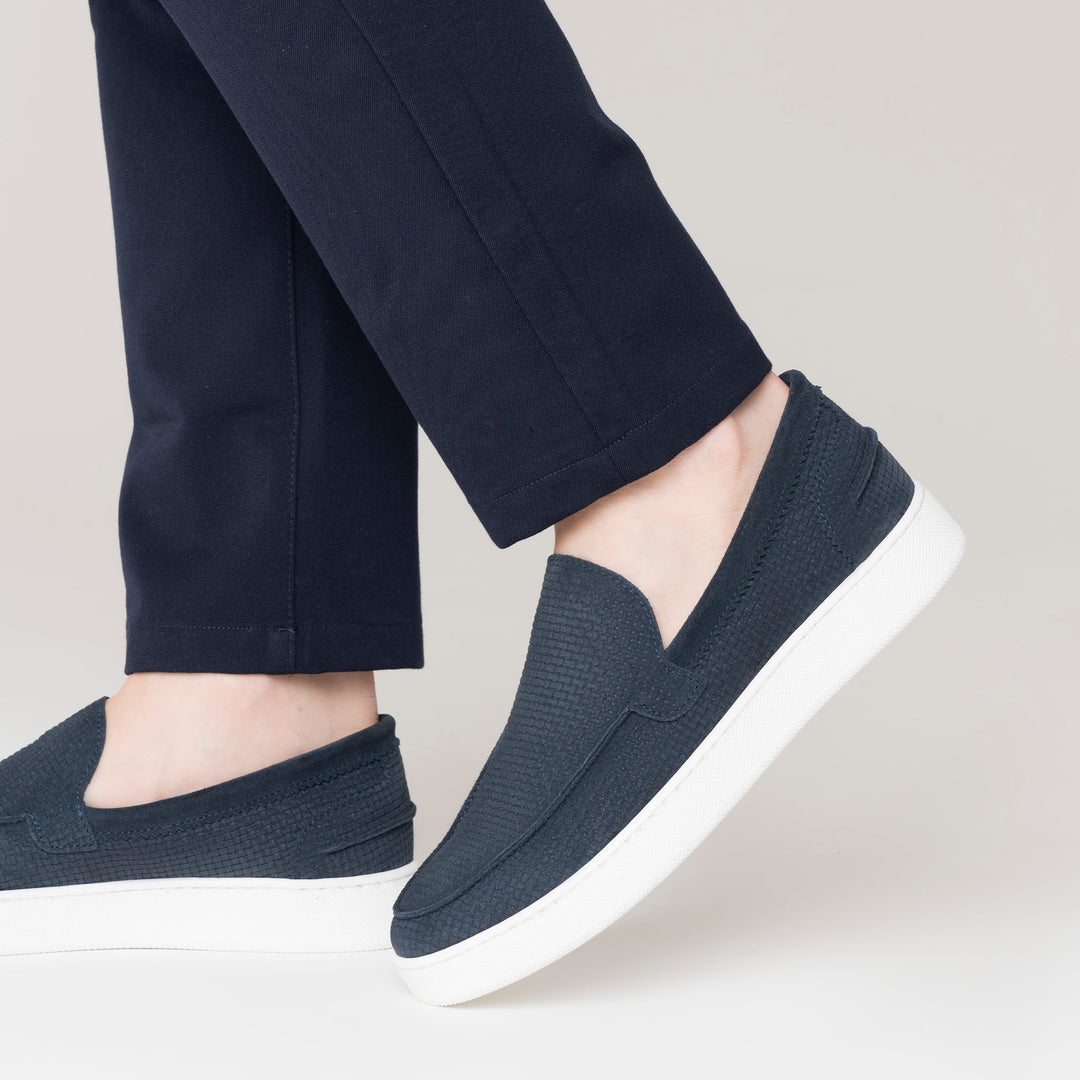 Měkké semišové slip-on boty pro muže.