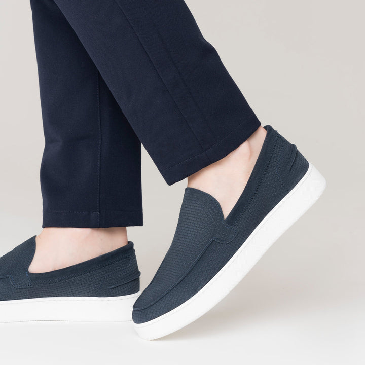Měkké semišové slip-on boty pro muže.