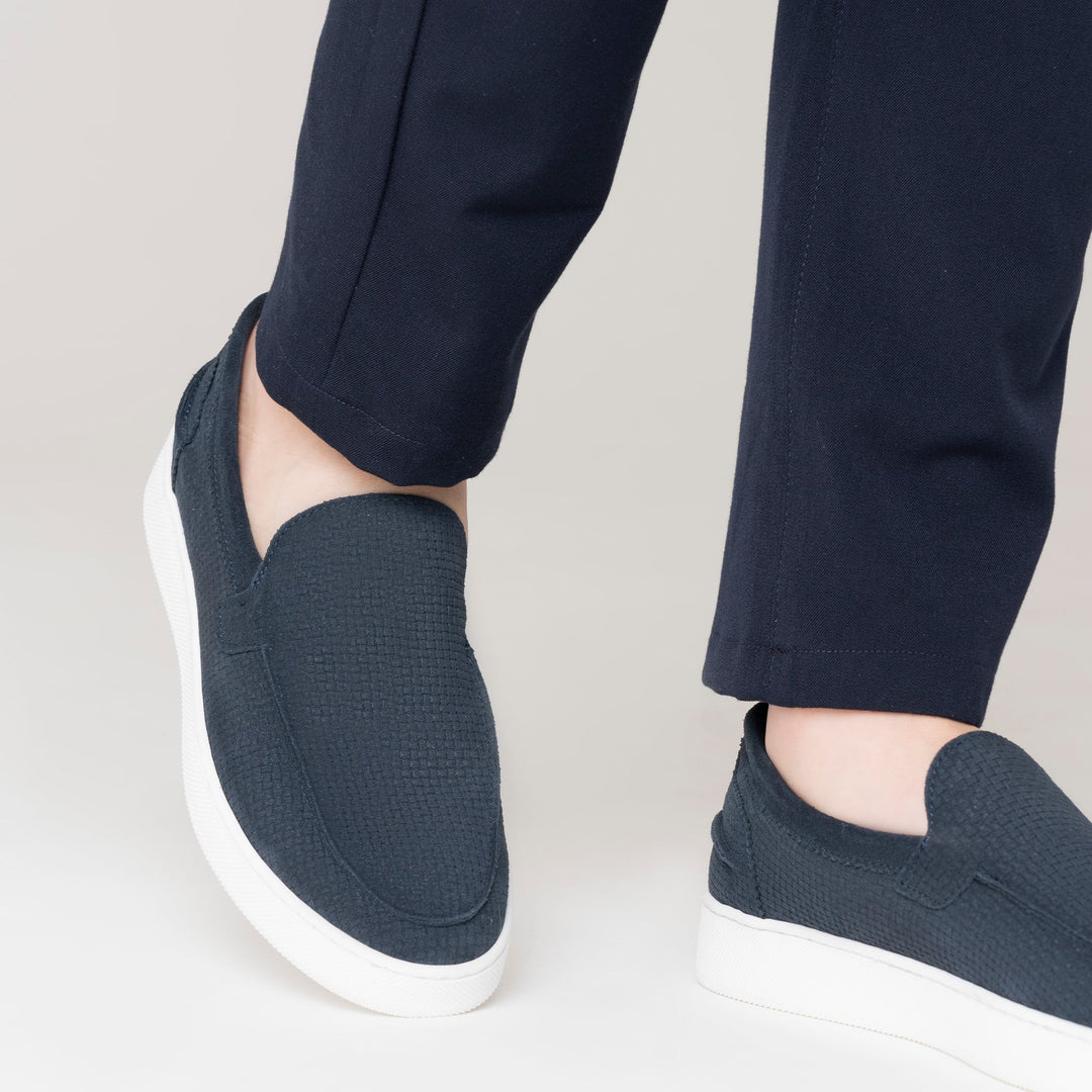 Měkké semišové slip-on boty pro muže.