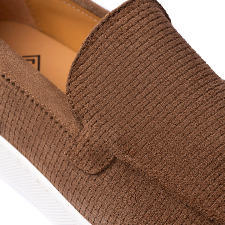 Měkké semišové slip-on boty pro muže.