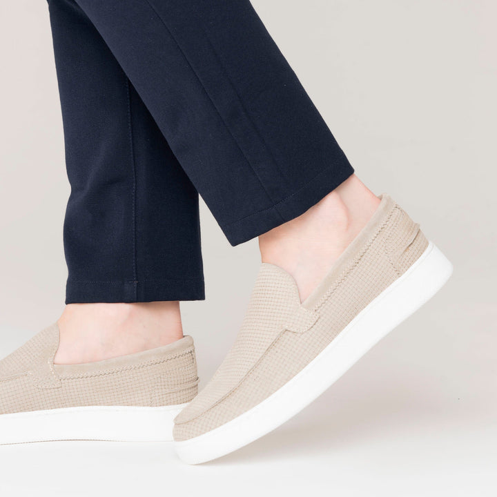 Měkké semišové slip-on boty pro muže.