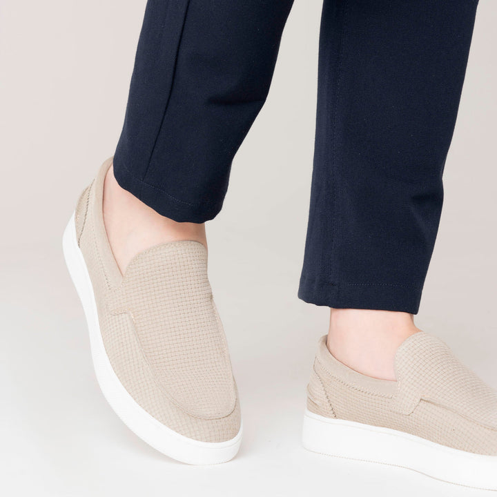 Měkké semišové slip-on boty pro muže.