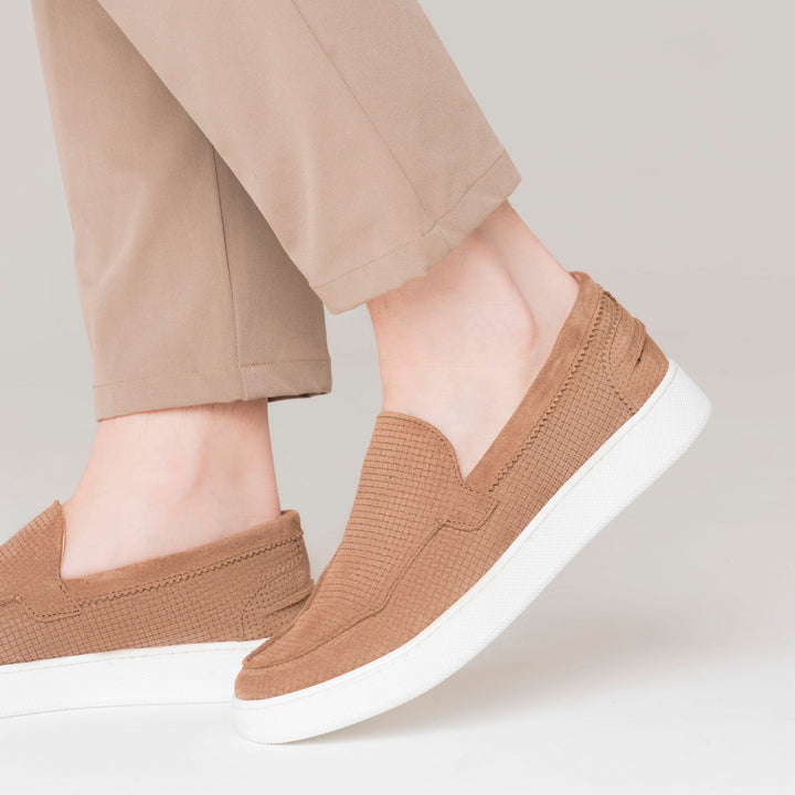 Měkké semišové slip-on boty pro muže.