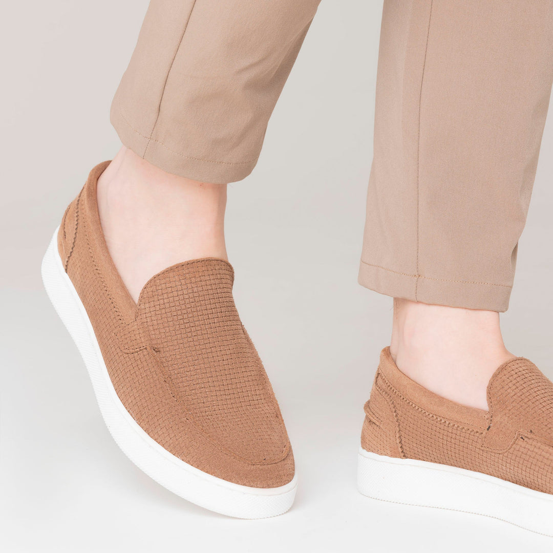 Měkké semišové slip-on boty pro muže.