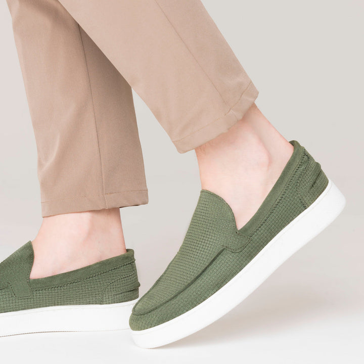 Měkké semišové slip-on boty pro muže.