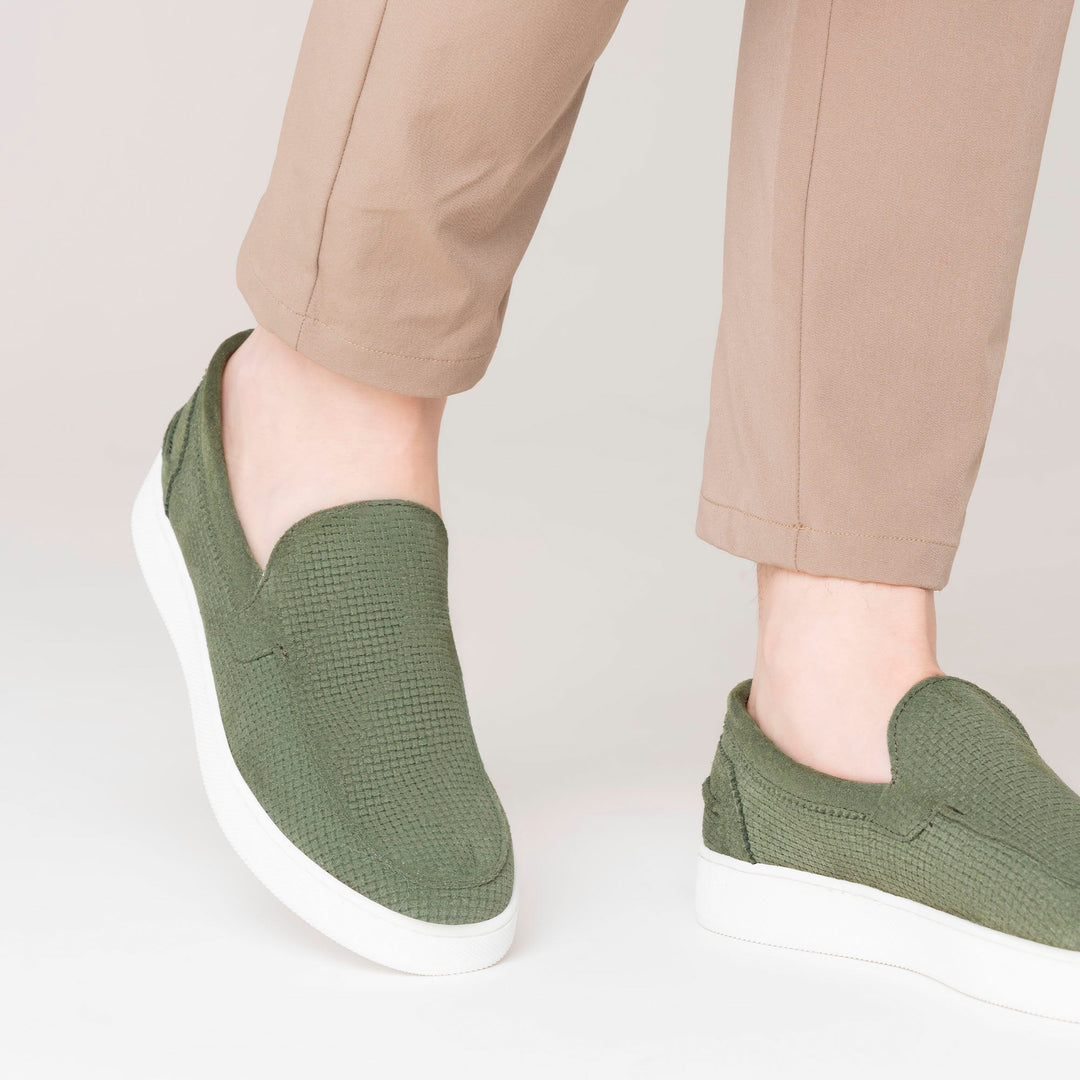 Měkké semišové slip-on boty pro muže.