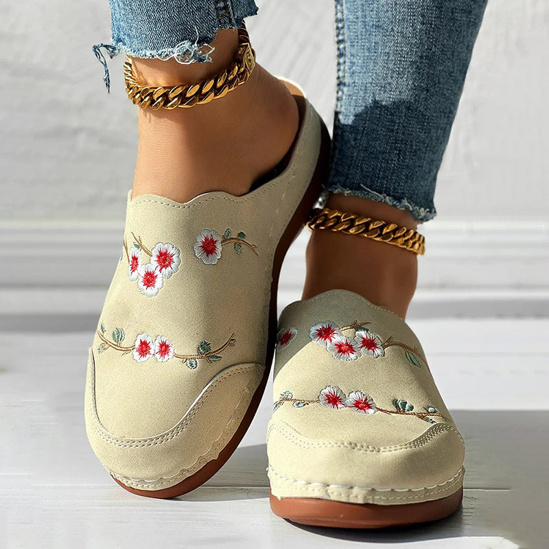 Vintage Vyšívané Pantofle